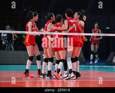 Sofia, Bulgaria. 28th giugno 2022. I giocatori della Cina festeggiano durante la partita FIVB Volleyball Nations League Women's Pool 6 tra Cina e Brasile a Sofia, Bulgaria, 28 giugno 2022. Credit: Marian Draganov/Xinhua/Alamy Live News Foto Stock