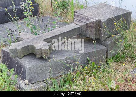 La Croce caduta - Cimitero di Bagneux - Parigi Foto Stock
