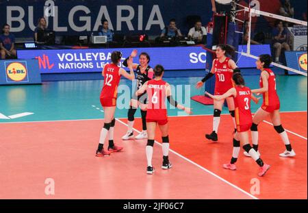 Sofia, Bulgaria. 28th giugno 2022. I giocatori della Cina festeggiano durante la partita FIVB Volleyball Nations League Women's Pool 6 tra Cina e Brasile a Sofia, Bulgaria, 28 giugno 2022. Credit: Marian Draganov/Xinhua/Alamy Live News Foto Stock