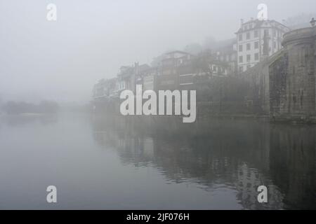 Città di Anarante in una mattinata di nebbia Foto Stock