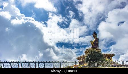 La statua di Buddha contro un cielo blu nuvoloso al Buddha Park di Ravangla in Sikkim Foto Stock