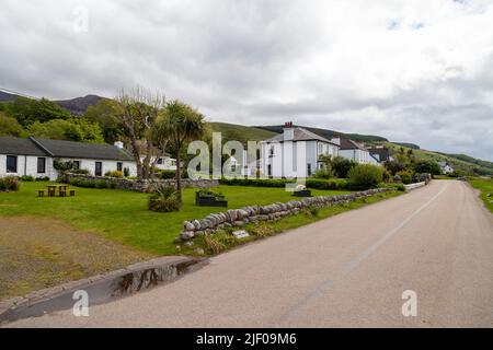 La strada A841 che passa attraverso il villaggio di Pirnmill, Isola di Arran. Foto Stock