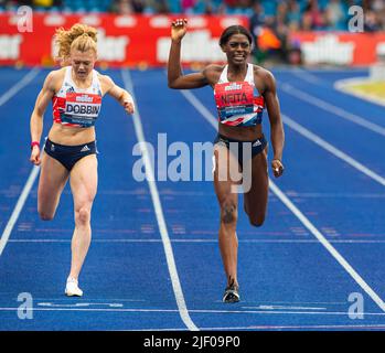 26-6-2022: Giorno 3 Donne 200 m - finale NEITA Daryll HARRIERS CAMBRIDGE vincitore nel 22,34 con DOOBBIN Beth di EDIMBURGO AC 2nd posto con 22,49 al Muller UK Athletics Championships MANCHESTER REGIONAL ARENA – MANCHESTER Foto Stock