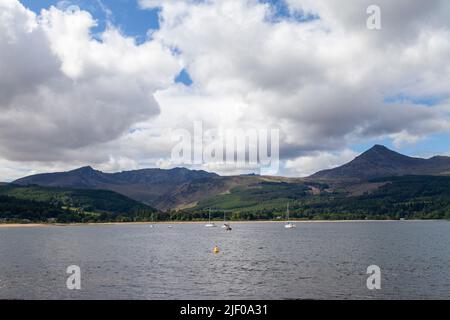 Beinn nuis & il corbett Goatfell sull'isola di Arran visto dal traghetto che lascia Brodick Harbour, Scozia Foto Stock