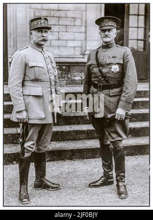 PETAIN & PERSHING WW1 il generale John J. 'Black Jack' Pershing (1860-1948), che era capo delle forze americane di spedizione nella prima guerra mondiale con il generale francese Joseph Petain (1852-1931) davanti al Château du Val des Escholiers, Chaumont, Francia. Foto Stock