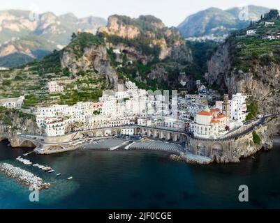 Vista dall'alto, splendida vista aerea del villaggio di Atrani. Atrani è una città della Costiera Amalfitana in provincia di Salerno. Foto Stock