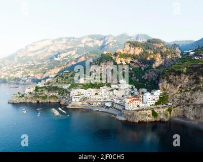 Vista dall'alto, splendida vista aerea del villaggio di Atrani. Atrani è una città della Costiera Amalfitana in provincia di Salerno. Foto Stock