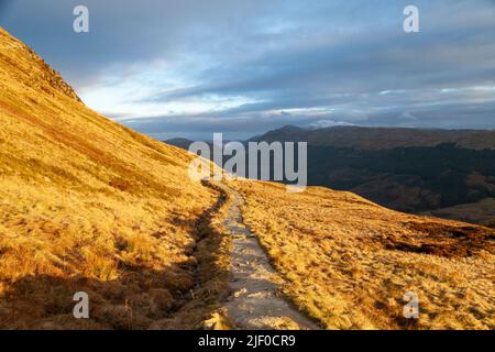 La pista su ben Ledi con Beinn ciascuno sullo sfondo, Trossachs, Perthshire, Scozia Foto Stock