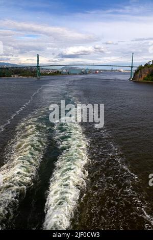 Nave che lascia il porto di Vancouver sotto il ponte Lions Gate Bridge. Vancouver British Columbia Canada Foto Stock