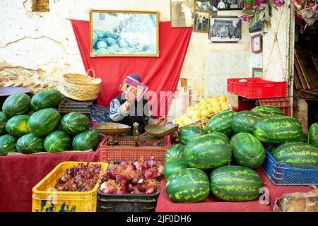 Marocco Fez. Vendita di cocomeri nella Medina Foto Stock