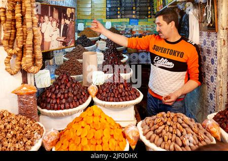 Marocco Fez. Bancarella di frutta secca nella Medina Foto Stock