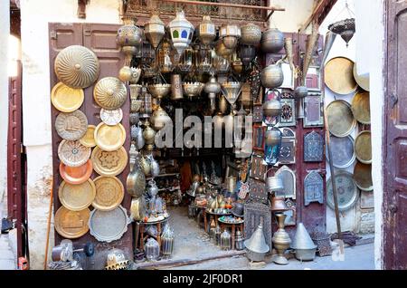 Marocco Fez. Vendita di oggetti in bronzo e ottone nella Medina Foto Stock