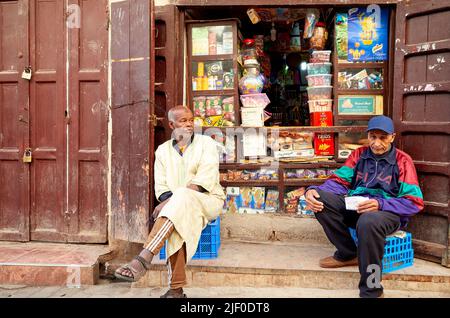 Marocco Fez. Un negozio nella Medina Foto Stock