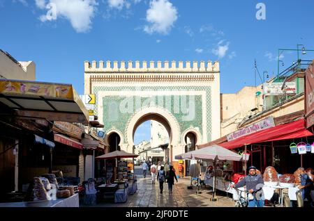 Marocco Fez. Bab Bou Jeloud, la porta blu per Medina Foto Stock