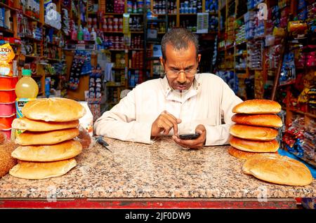 Marocco Fez. Vendita di pane nella Medina Foto Stock