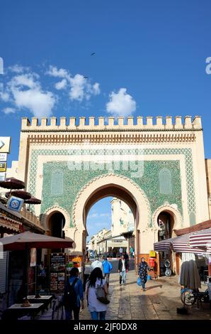 Marocco Fez. Bab Bou Jeloud, la porta blu per Medina Foto Stock