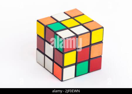 Un cubo rubiks irrisolto su sfondo bianco. Foto Stock