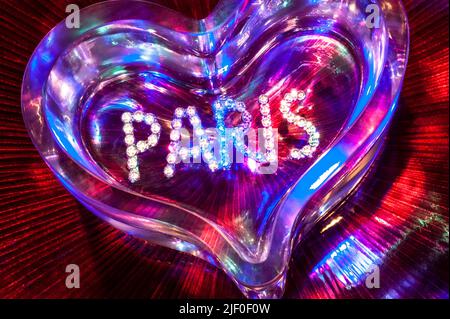 PARIS NIGHTCLUB PIGALLE SHOWTIME CABARET CLUB diamanti cristallo cuore di vetro con illuminazione di colori misti nel divertimento club party teatro discoteca show concept Foto Stock