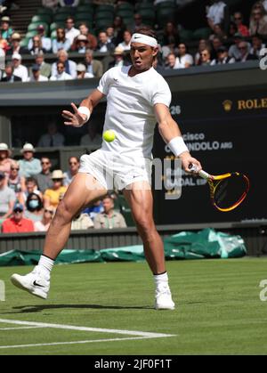 Londra, Regno Unito. 28th giugno 2022. Rafael Nadal in azione nella sua prima partita contro l'argentino Francisco Cerundolo il giorno due dei campionati Wimbledon 2022 a Londra il 28 giugno 2022. Foto di Hugo Philpott/UPI Credit: UPI/Alamy Live News Foto Stock