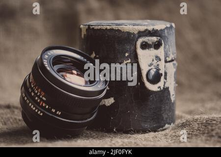 Scatto dell'obiettivo della fotocamera elettrica Pentacon d'epoca, realizzato nel DDR. Molti appassionati montano obiettivi vintage sulla loro fotocamera digitale. Foto Stock