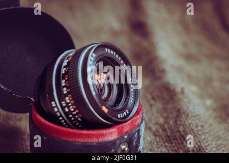 Scatto dell'obiettivo della fotocamera elettrica Pentacon d'epoca, realizzato nel DDR. Molti appassionati montano obiettivi vintage sulla loro fotocamera digitale. Foto Stock