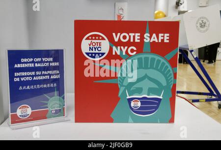 28 giugno 2022, New York, USA: (NUOVO) elezioni primarie a New York. 28 giugno 2012, New York, USA: Le elezioni primarie per eleggere i candidati del Partito democratico e Repubblicano per i Governatori, i Governatori tenenti e alcuni per l'Assemblea. Il Governatore attuale dello Stato è in esecuzione per la prima volta come candidati democratici, mentre Andrew Giuliani, figlio di Rudy Giuliani, ex sindaco di New York City, è in esecuzione per la sede del GovernorÃ¢â‚¬â„¢repubblicano. Solo gli elettori democratici e repubblicani registrati possono votare in queste elezioni. Meno di 90.000 newyorkesi hanno votato nelle prime votazioni che hanno avuto inizio su Ju Foto Stock