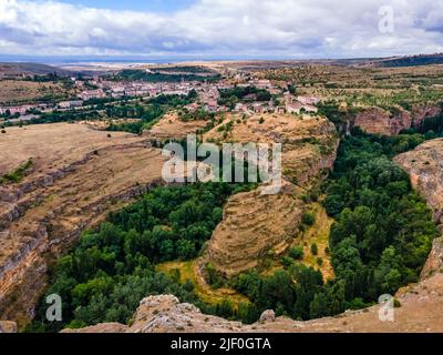 Vegetazione ai piedi delle colline che ospitano il borgo medievale di Sepulveda in Spagna. Foto Stock