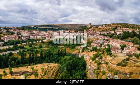 Veduta aerea di un borgo medievale costruito sul lato delle colline, Sepulveda, Spagna. Foto Stock