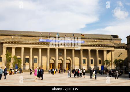 Studenti dell'Università di Dundee dopo la cerimonia di laurea presso Caird Hall, City Square, Dundee, Angus, Scozia Foto Stock
