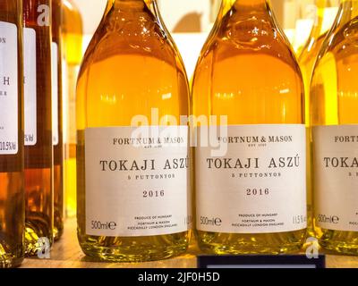 TOKAJI ASZU Fortnum & Mason branded Tokaji Aszú Ungherese Off vino bianco dolce secco 2016 in mostra per la vendita presso il reparto vino Fortnum & Mason Food Hall. È prodotto da Pajzos Tokaj, uno dei grandi produttori della regione. Si compone di frutti di bosco sbucciati raccolti a mano con vini di base di alta qualità. 5 puttonyos indica la dolcezza. Tradizionalmente abbinato a formaggio blu, patata e dessert. Fortnum & Mason Food Hall Wine Department, Piccadilly St. James's, Londra W1A 1er Foto Stock