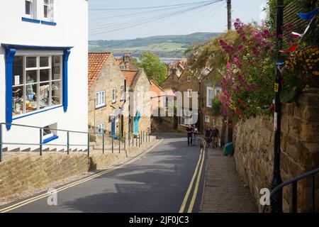 Strada ripida in Robin Hood's Bay, North Yorkshire Foto Stock