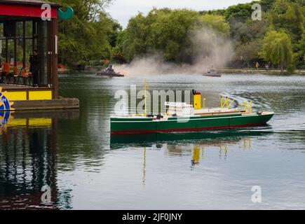 Modello di Jervis Bay durante la presentazione della battaglia navale River Plate al lago di Scarborough, nel Peasholm Park Foto Stock