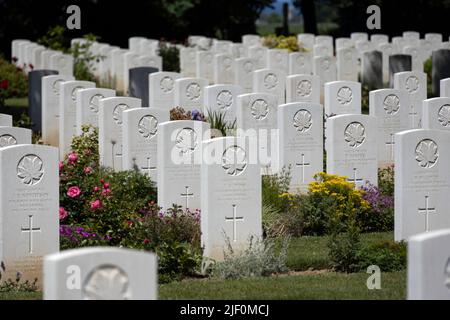 Tombe di vittime degli sbarchi del D-Day al cimitero di guerra di Beny sur Mer Foto Stock