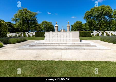 Memorial pietra plinth presso il cimitero canadese di tomba di guerra a Beny sur Mer Foto Stock