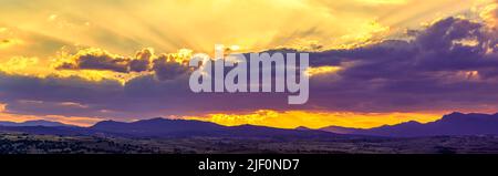 Panoramica del tramonto dorato sulle montagne e i campi boschivi del nord di Madrid nella Sierra de Guadarrama Spagna. Foto Stock