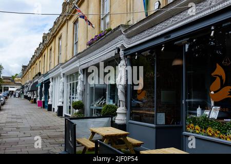 Una fila di cariatidi a Montpellier, Cheltenham, Gloucestershire. Una cariatide è una figura femminile scolpita che funge da supporto architettonico Foto Stock