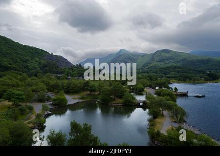 Il Padarn Country Park si trova sulle rive del lago Padarn vicino a Llanberis a Gwynedd, Galles del Nord. Include il Lago Padarn e magnifiche viste. Foto Stock