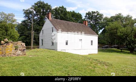 Boehm House, ca. 1750, vista laterale sul prato, nella storica Richmond Town, Staten Island, NY, USA Foto Stock