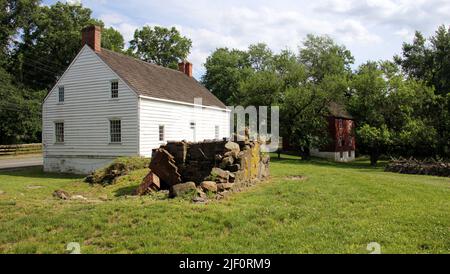 Boehm House, ca. 1750, vista laterale sul prato, nella storica Richmond Town, Staten Island, NY, USA Foto Stock