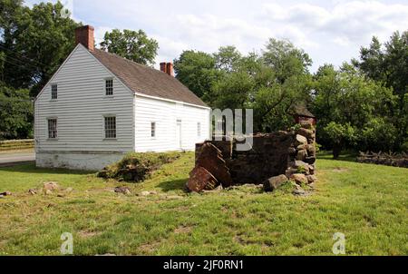 Boehm House, ca. 1750, vista laterale sul prato, nella storica Richmond Town, Staten Island, NY, USA Foto Stock