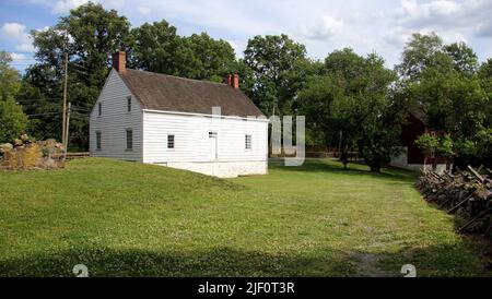 Boehm House, ca. 1750, vista laterale sul prato, nella storica Richmond Town, Staten Island, NY, USA Foto Stock