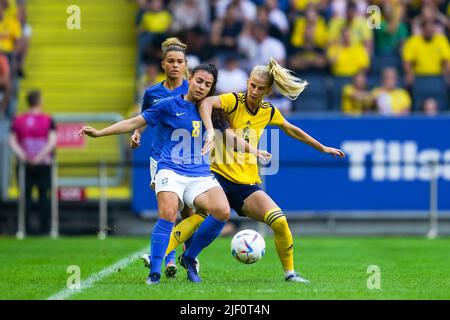 Stoccolma, Svezia. 28th giugno 2022. Stoccolma, Svezia, 28th 2022 giugno: Angelina (8 Brasile) e Sofia Jakobsson (10 Svezia) combattono per la palla (duello) durante la partita di calcio femminile internazionale amichevole tra Svezia e Brasile alla Friends Arena di Stoccolma, Svezia. (Daniela Porcelli/SPP) Credit: SPP Sport Press Photo. /Alamy Live News Foto Stock