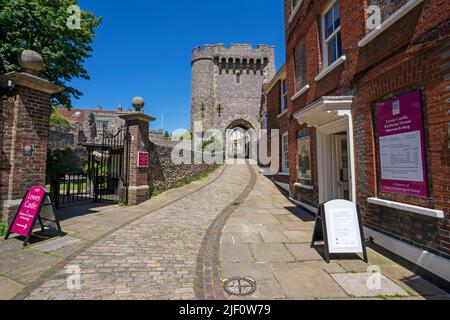 Il Barbican Gate a Lewes Castle, Lewes, East Sussex England, Regno Unito Foto Stock