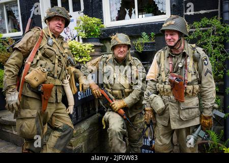 Fine settimana di Haworth 1940 (uomini in costume di khaki WW2 come soldati della divisione 101st Airborne 'le aquile di cimatura') - Main Street, West Yorkshire, Inghilterra UK. Foto Stock