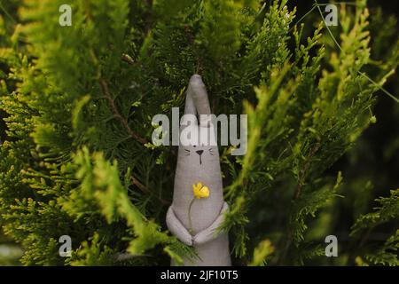 divertente e carino giocattolo fatto a mano sull'erba nella soleggiata giornata estiva. Foto Stock