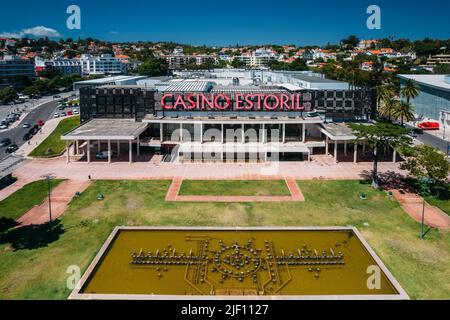 Estoril, Portogallo - 28 giugno 2022: Vista aerea dal Giardino di Estoril e l'iconico Casino Estoril Foto Stock