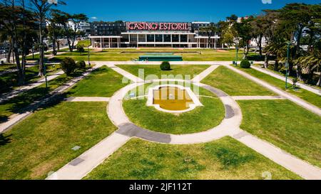 Estoril, Portogallo - 28 giugno 2022: Vista aerea dal Giardino di Estoril e l'iconico Casino Estoril Foto Stock