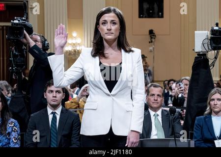 Washington, Stati Uniti. 28th giugno 2022. Cassidy Hutchinson, ex aiutante della Casa Bianca di Trump capo dello staff Mark Meadows, è giurato di testimoniare come la commissione House Select indagando l'attacco del 6 gennaio al Campidoglio degli Stati Uniti tiene un'audizione al Campidoglio a Washington, martedì 28 giugno 2022. Pool Photo by Andrew Harnik/UPI Credit: UPI/Alamy Live News Foto Stock