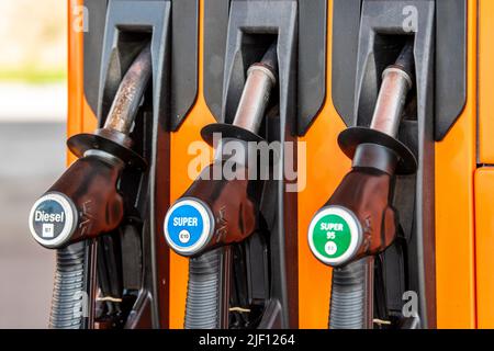 AUGSBURG, GERMANIA – 16 GIUGNO 2022: Stazione di rifornimento benzina e diesel Foto Stock