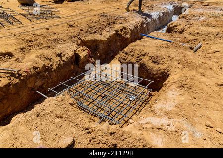 Nel cantiere le fondazioni utilizzavano una struttura di rinforzo in acciaio per armature Foto Stock